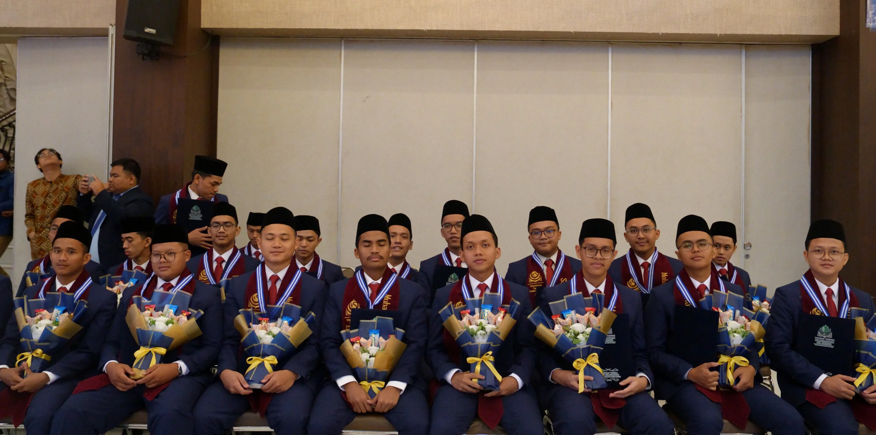 Foto 22 dari album Wisuda Sponsor Tahfidz 2025
